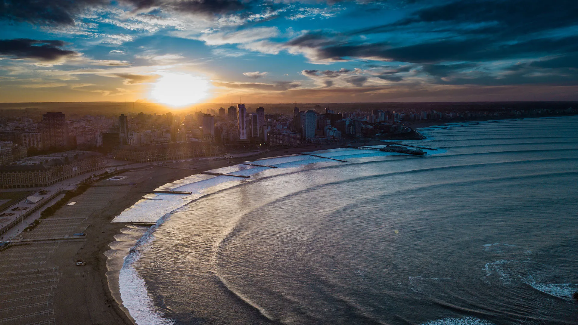 Vista aérea de la costa de Mar del Plata al atardecer
