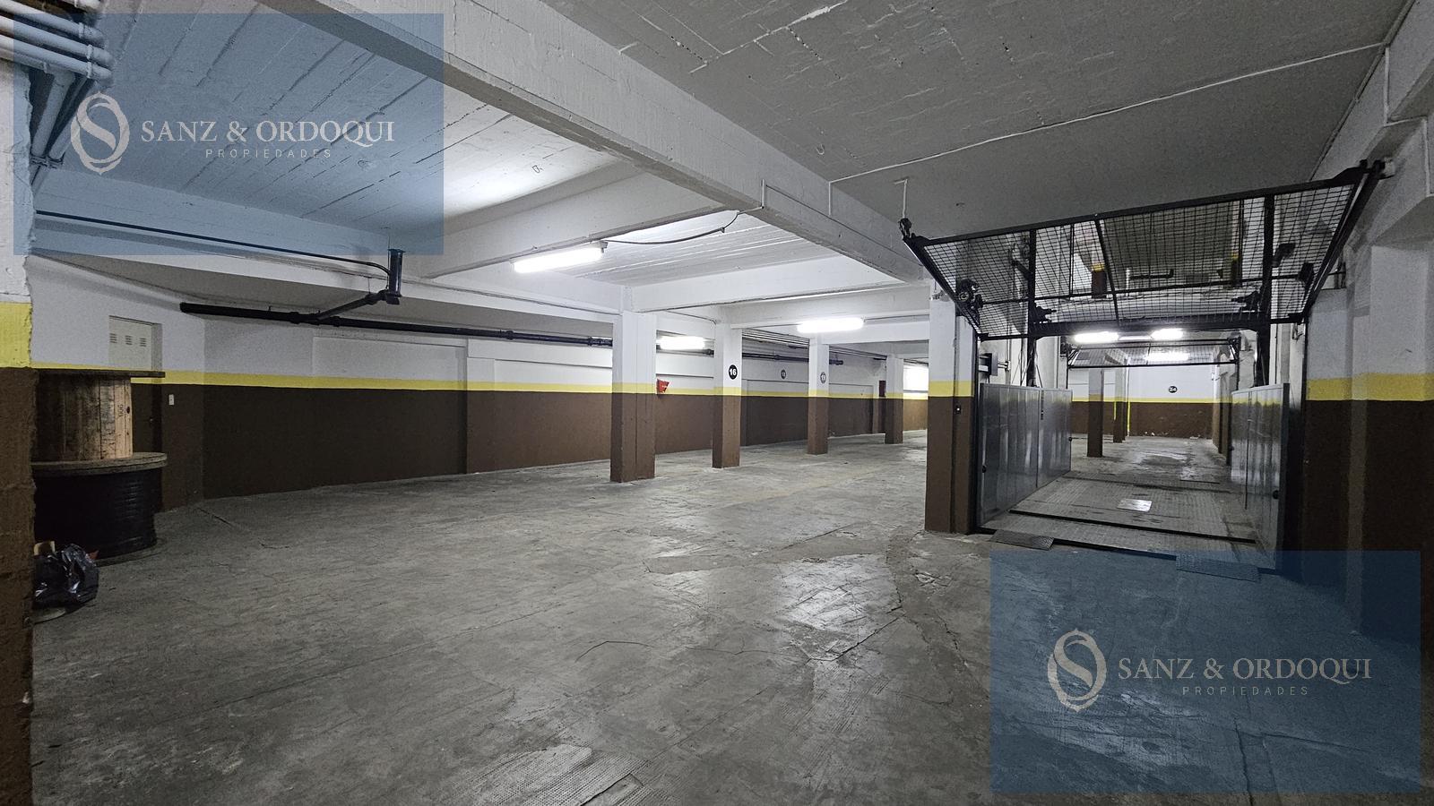 Venta Cochera cubierta en Centro · a 100 m de Plaza Colón y Playa Bristol