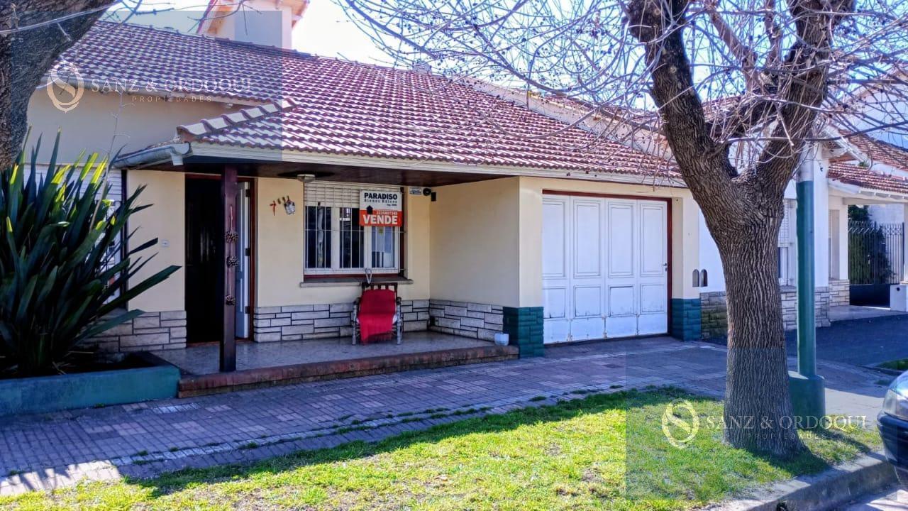 Venta Casa tres ambientes con jardín y cochera en Miramar, ubicación céntrica