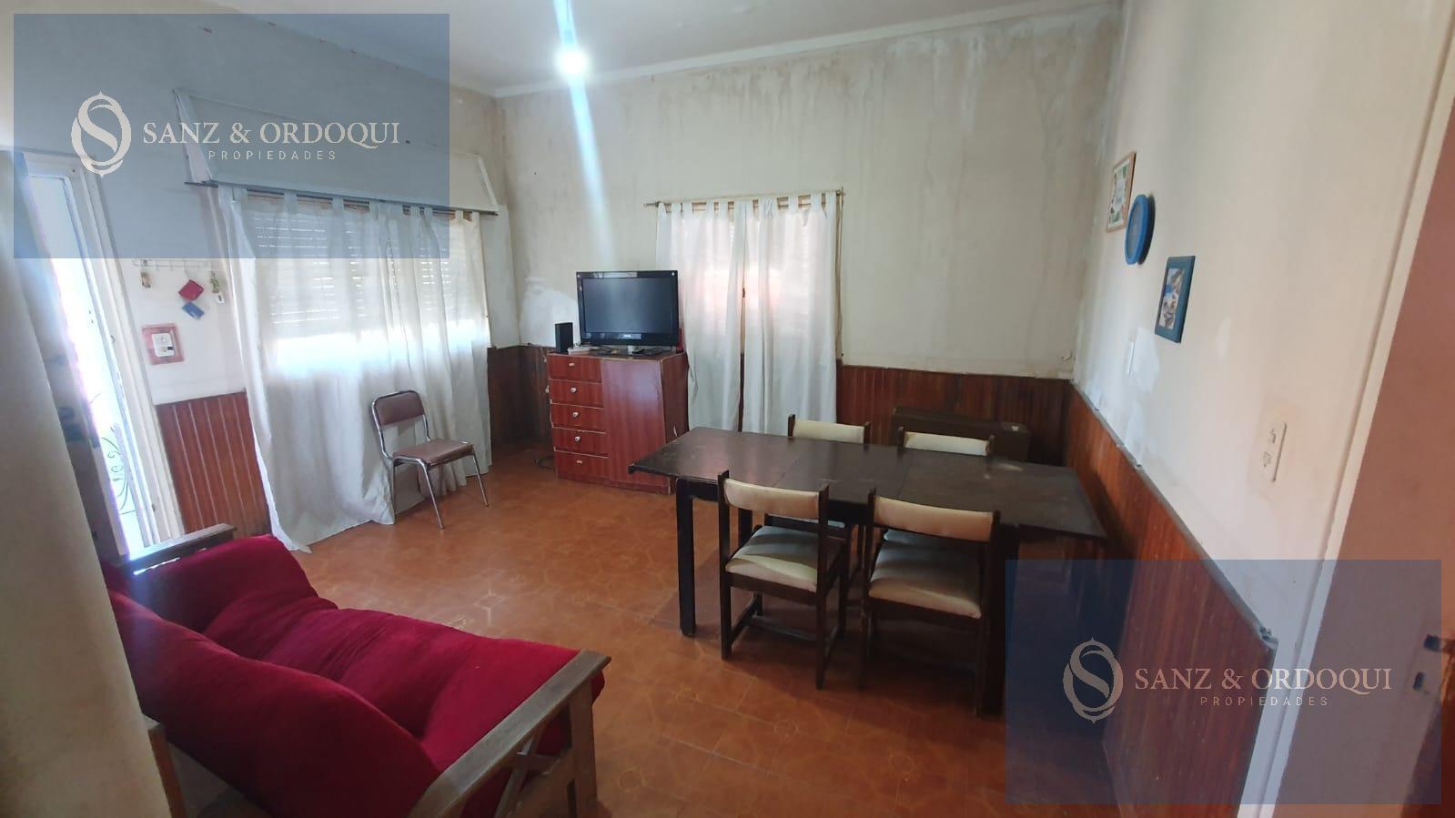 Venta Casa tres ambientes con cochera y servicios completos en Las Avenidas