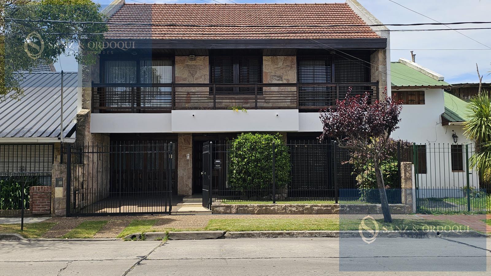 Venta Casa cuatro ambientes con jardín y cochera para dos autos en San José