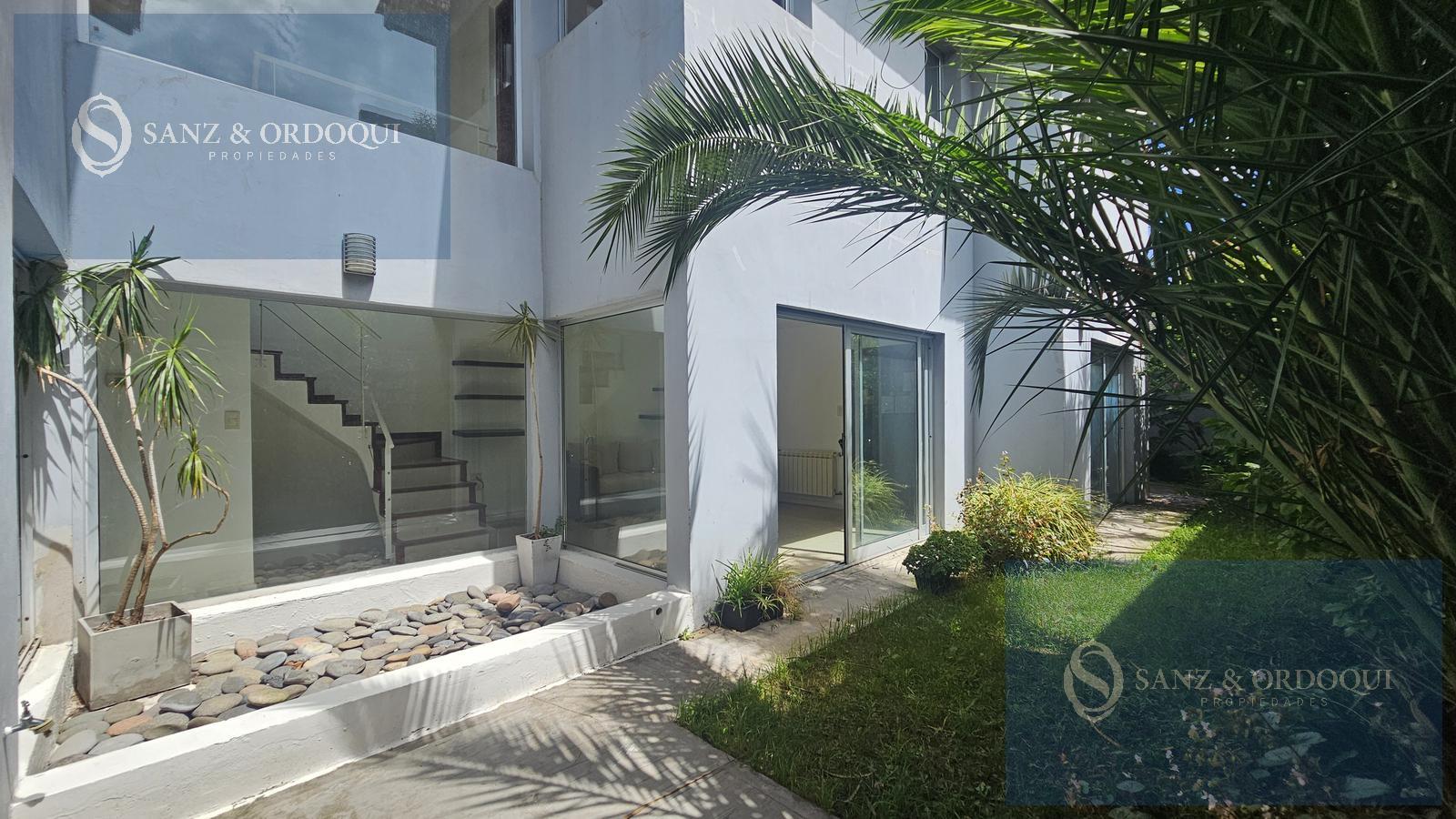 Venta Casa cinco ambientes con cochera para tres autos y jardín en Nueva Pompeya