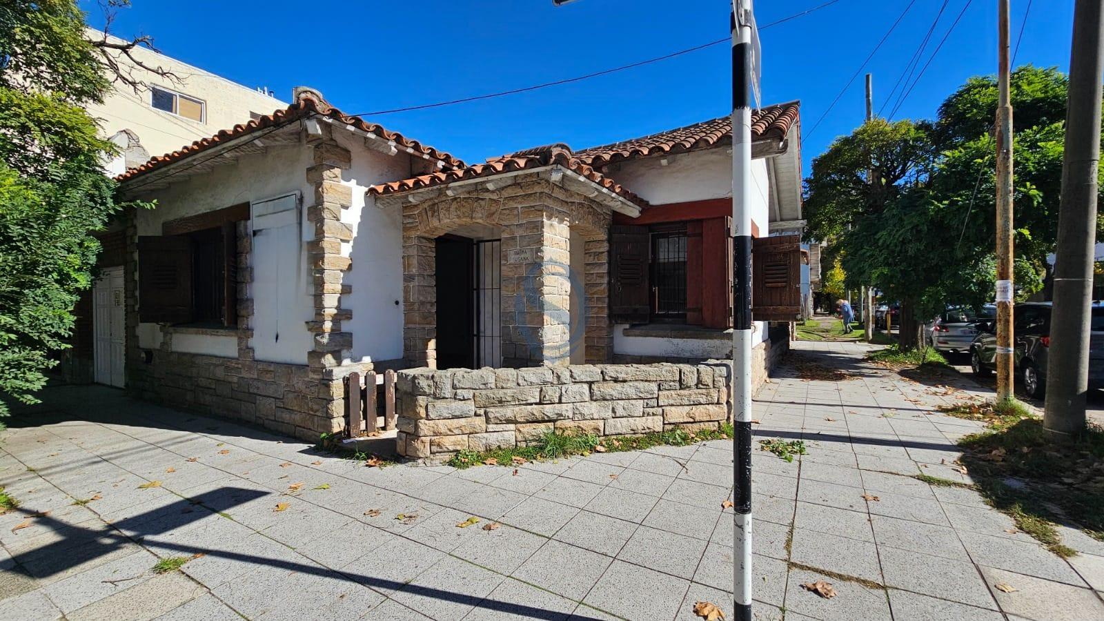 Venta Casa cuatro ambientes con garage fijo en San Juan, Mar del Plata