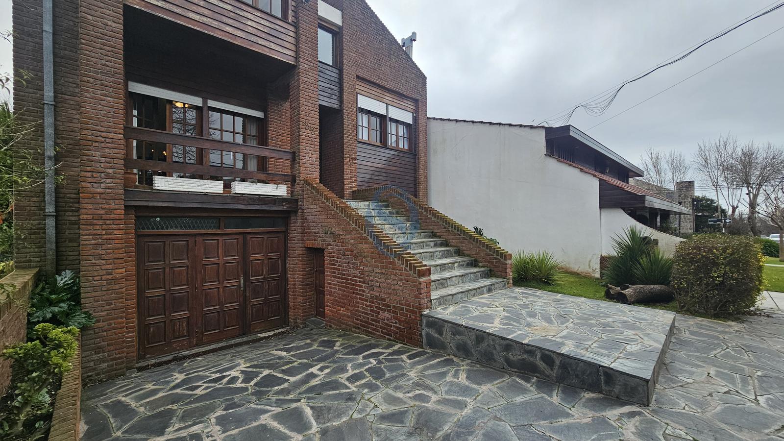 Venta - Chalet siete ambientes en cinco plantas con patio y garaje - Divino Rostro
