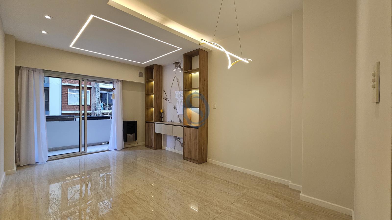 Venta - Departamento dos ambientes reciclado a la calle con cochera - Alsina 2475 - Terminal Vieja