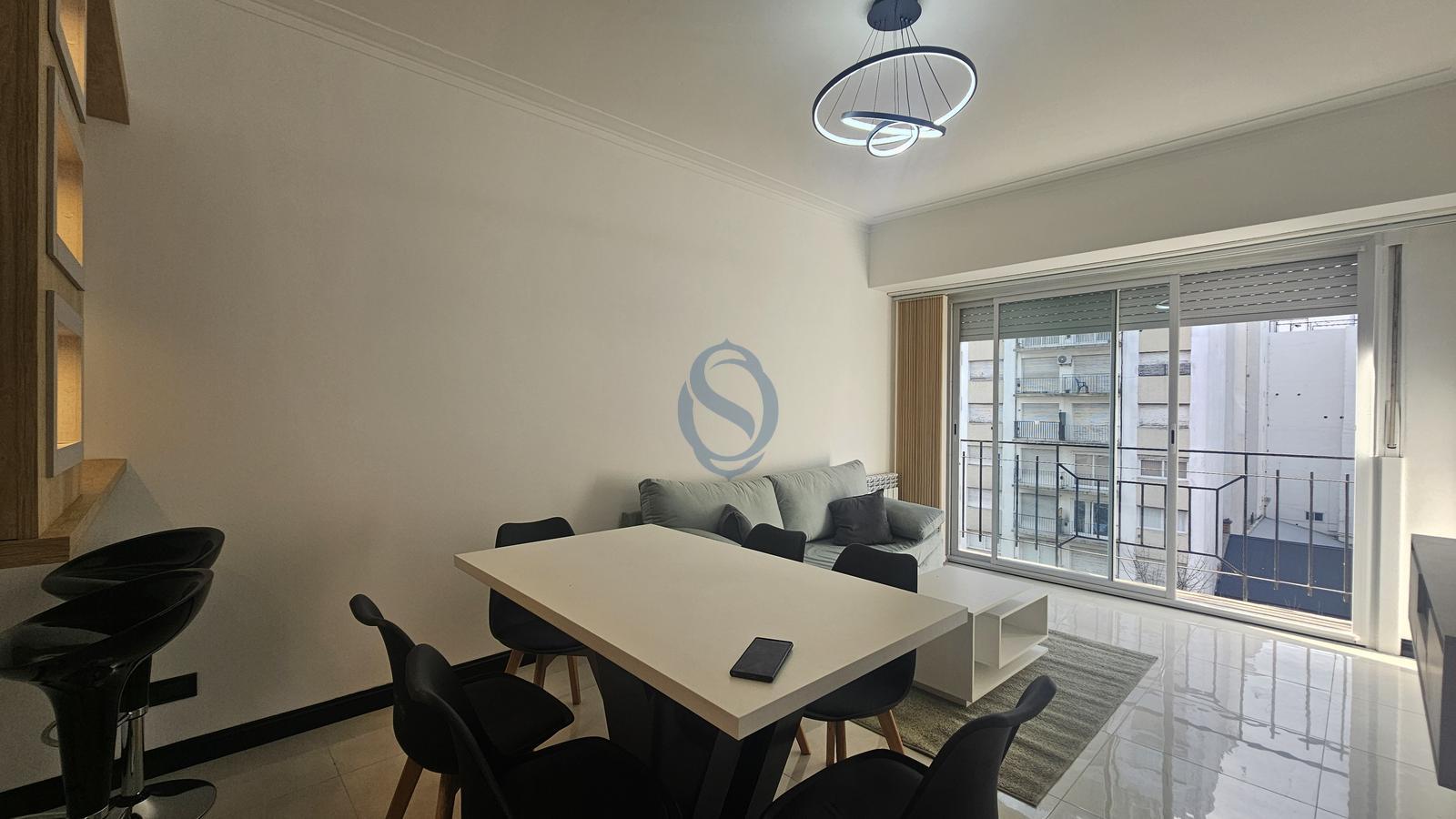 Venta - Departamento tres ambientes reciclado con doble balcón - Plaza Colon