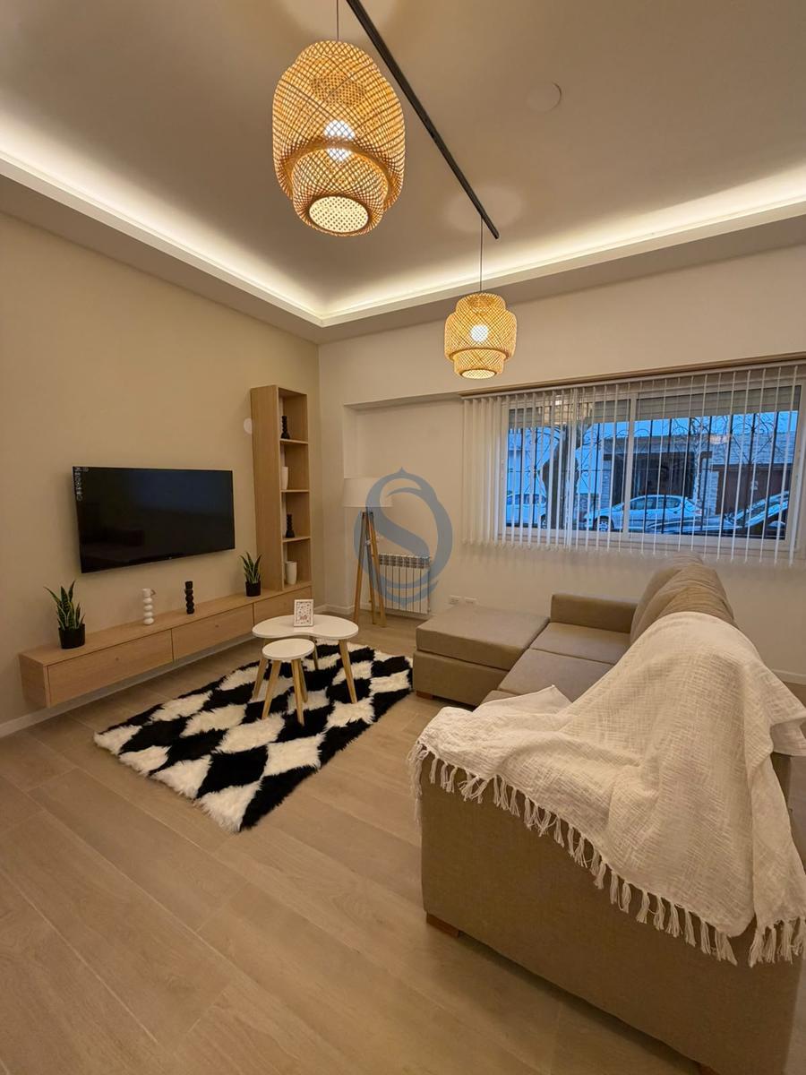 Venta - PH tres ambientes a la calle y con patio