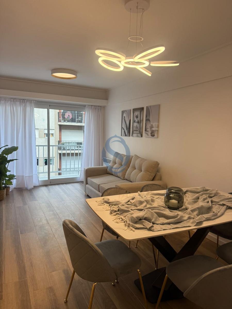 Venta - Departamento tres ambientes con balcon a la calle y cochera